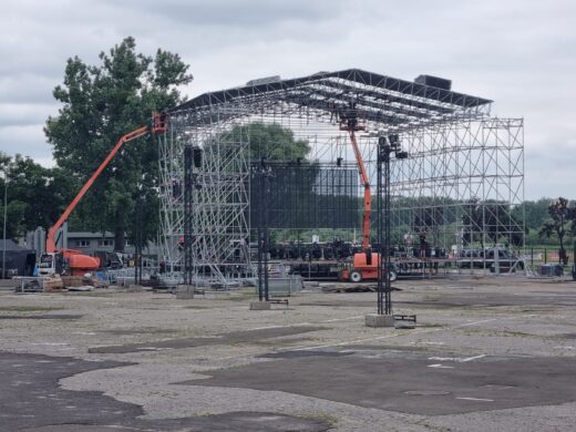 JLG 600AJ – podczas montażu sceny