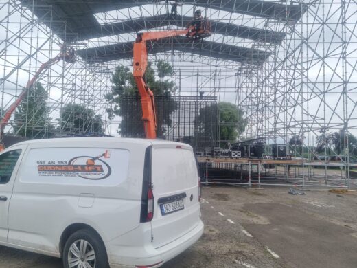 JLG 600AJ – podczas montażu sceny