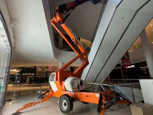 Niftylift 210 – nocny serwis ekranów w galerii Posnania
